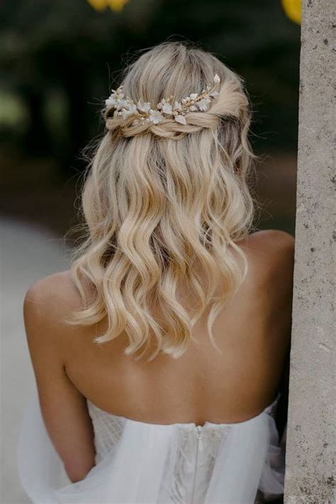Idée Coiffure Invitée Mariage Cheveux Mi Long 35 coiffures de mariage pour les invitées : simples et chics !